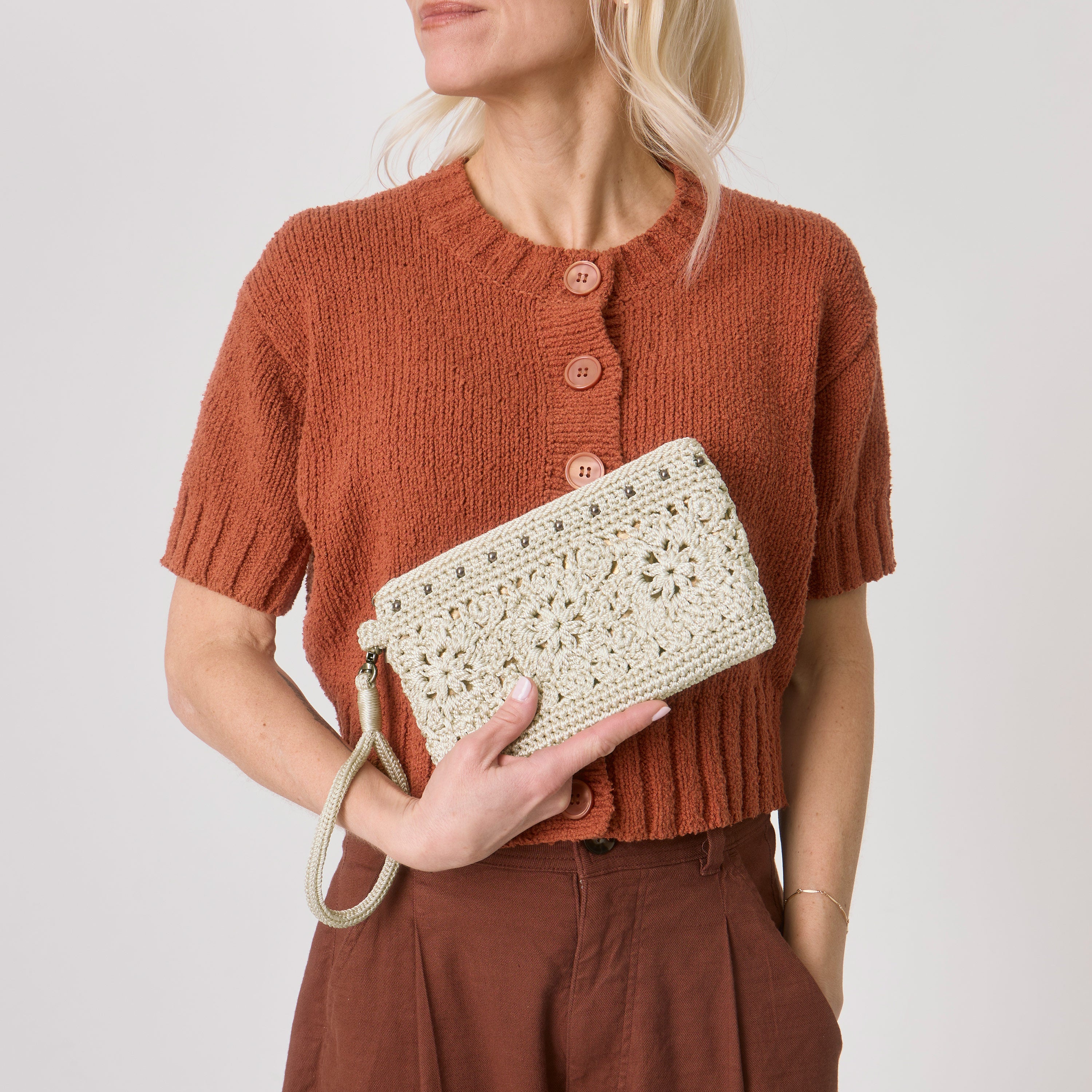 The Sak Vita Wristlet - Hand Crochet - Natural Medallion