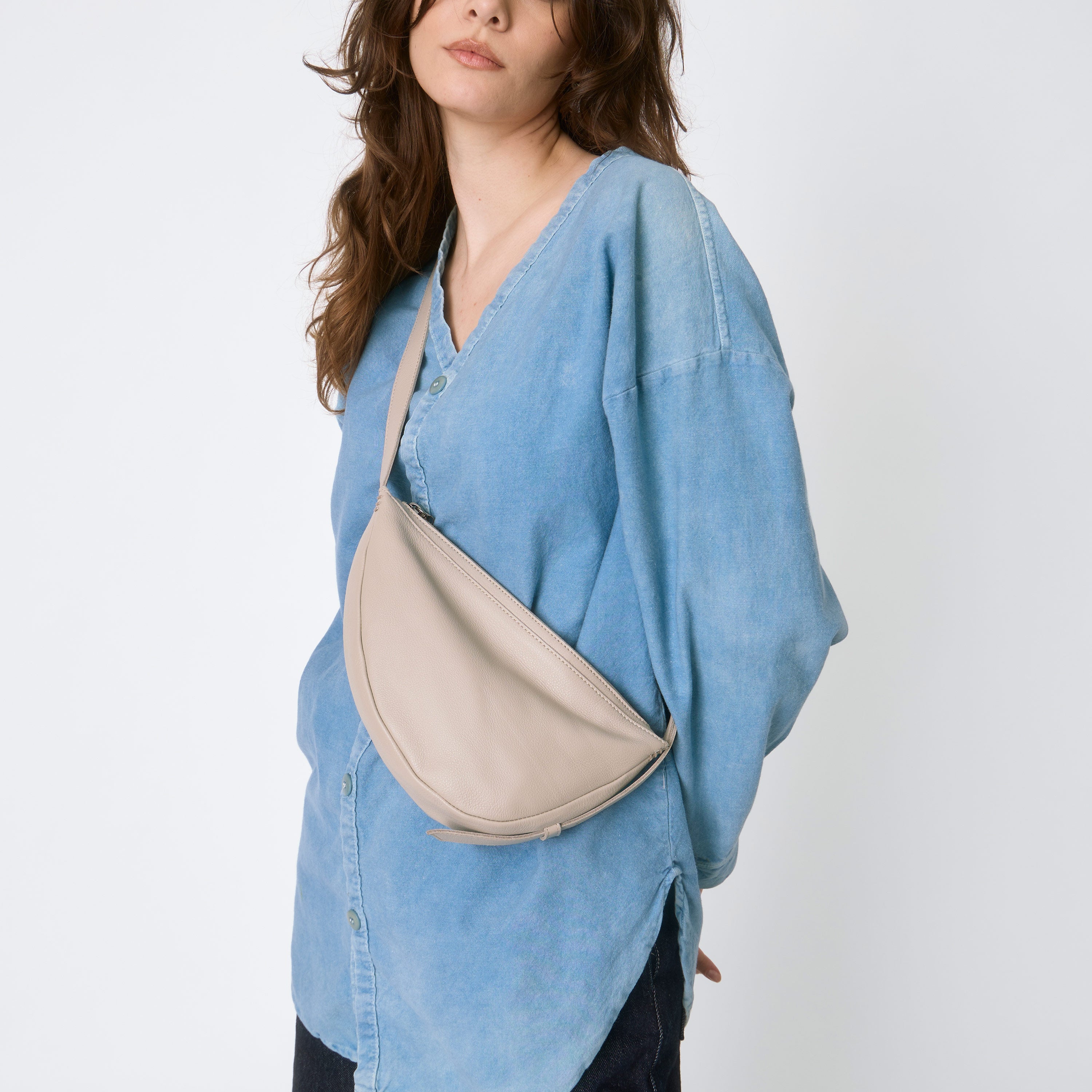 The Sak Tess Sling - Leather - Sand